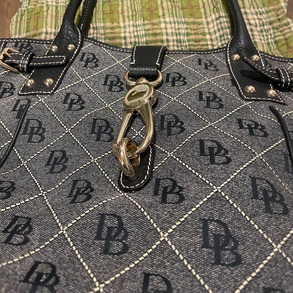 Dooney and Bourke logo lock handbag - Picture 2 of 4